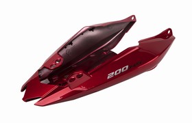 CACHA BAJO ASIENTO BAJAJ ROUSER 200 NS ROJO MTC [C80440]